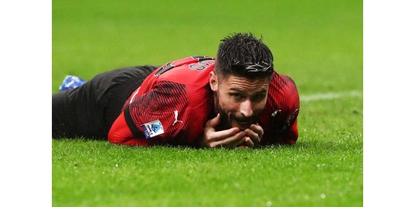 Rozdílné zacházení s Olivierem Giroudem a Gianluigi Donnarummou na stadionu San Siro